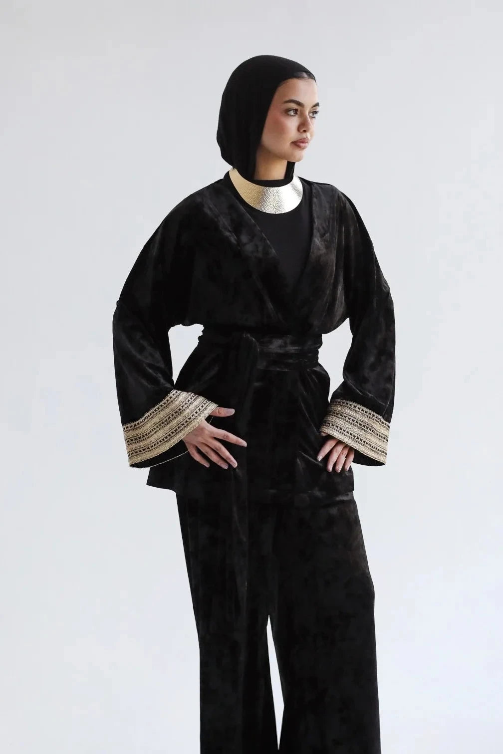 Ensemble cache-cœur en velours noir brodé