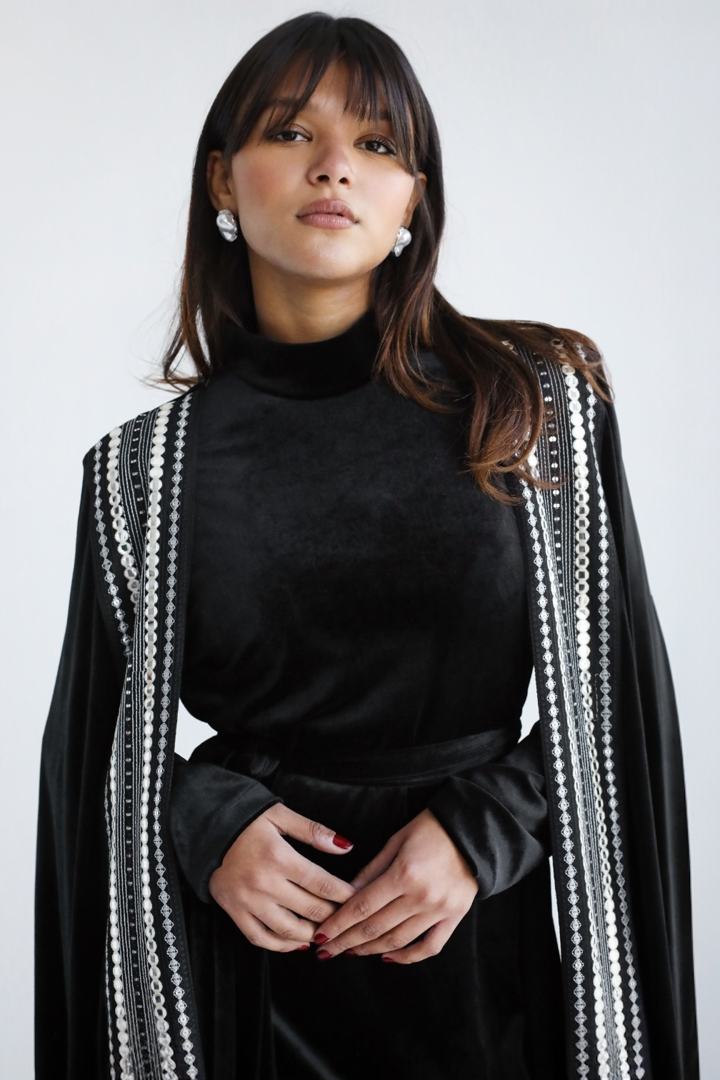 Robe cape en velours brodée