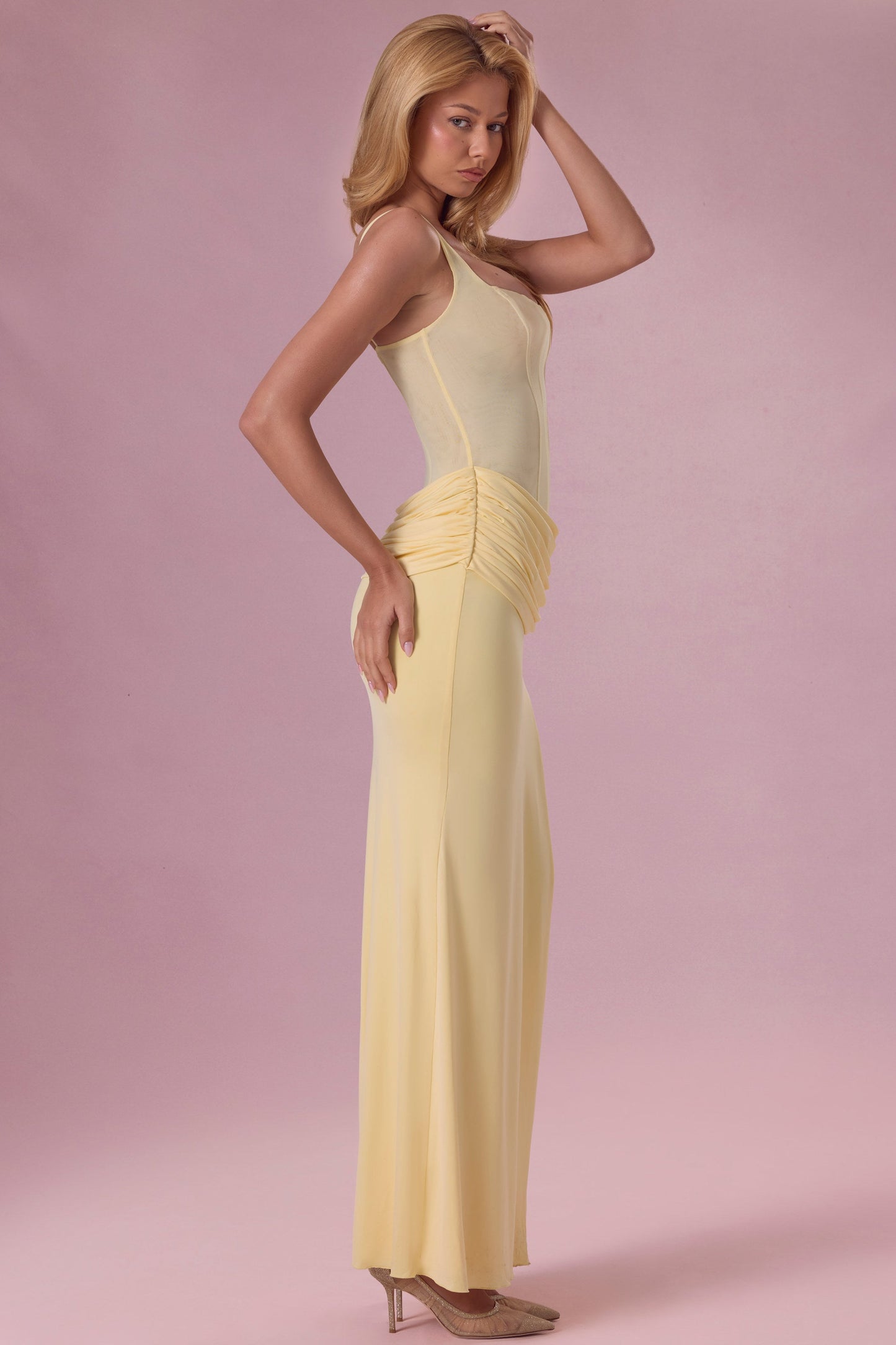 Celeste Robe de Demoiselle d'Honneur Drapée en Mesh Premium - Jaune Beurre