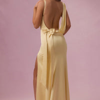 Eliana Robe de Demoiselle d'Honneur Drapée en Satin Premium - Jaune Beurre