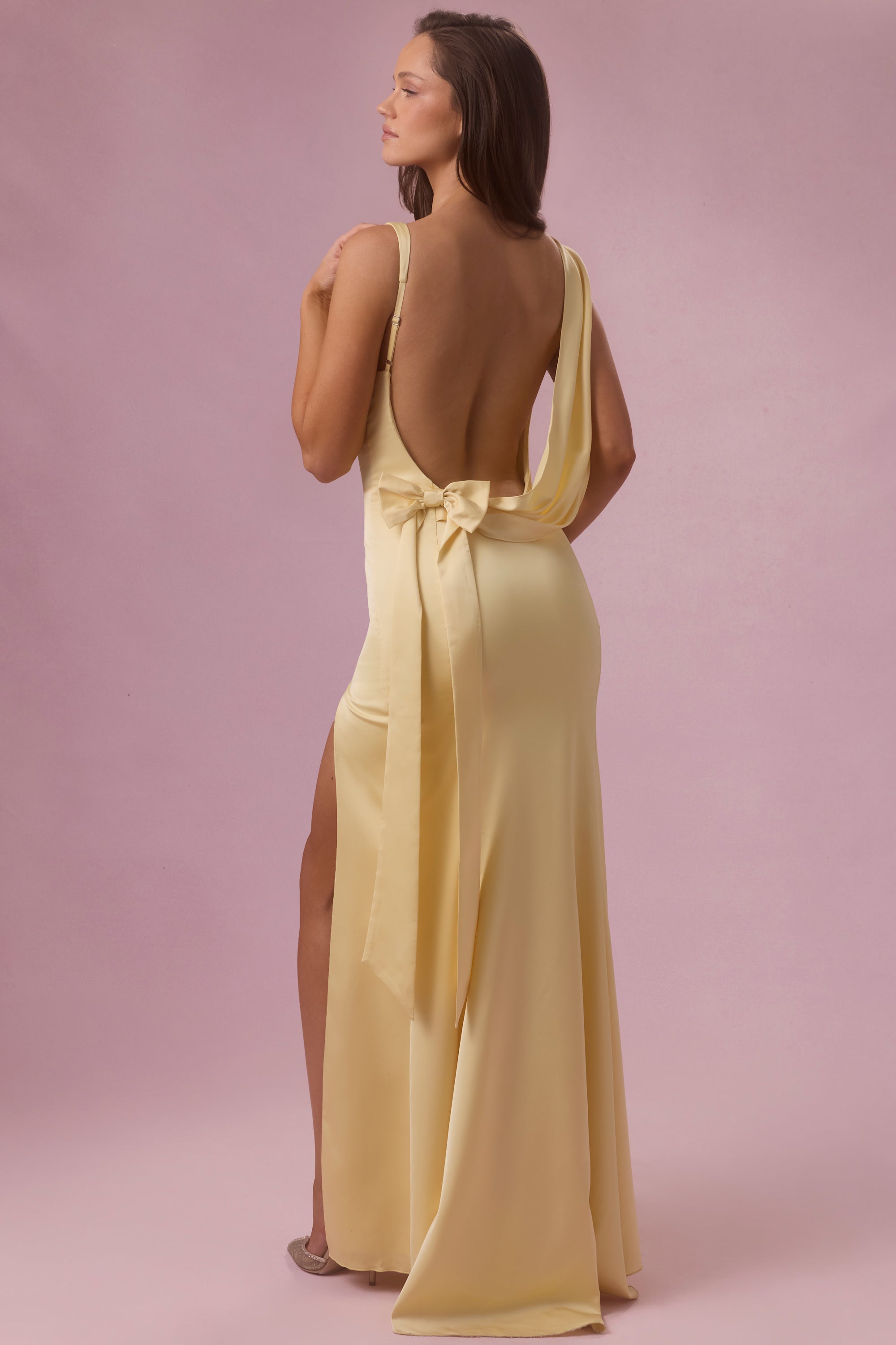 Eliana Robe de Demoiselle d'Honneur Drapée en Satin Premium - Jaune Beurre