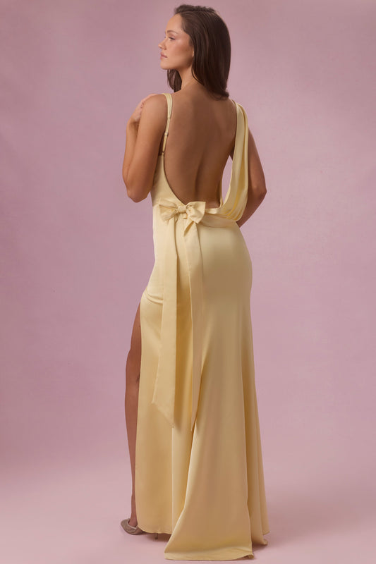 Eliana Robe de Demoiselle d'Honneur Drapée en Satin Premium - Jaune Beurre