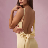 Eliana Robe de Demoiselle d'Honneur Drapée en Satin Premium - Jaune Beurre