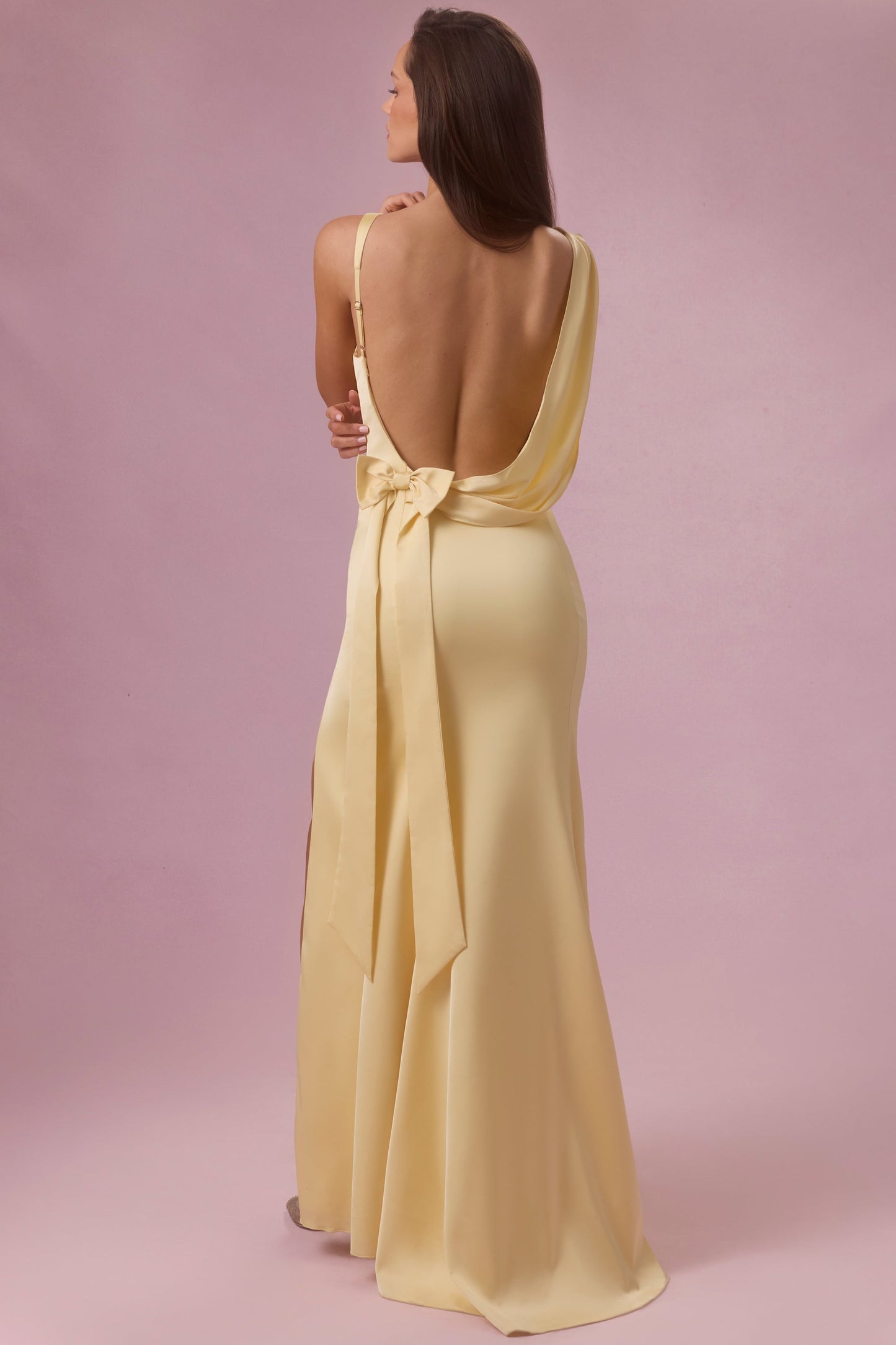Eliana Robe de Demoiselle d'Honneur Drapée en Satin Premium - Jaune Beurre