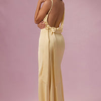 Eliana Robe de Demoiselle d'Honneur Drapée en Satin Premium - Jaune Beurre