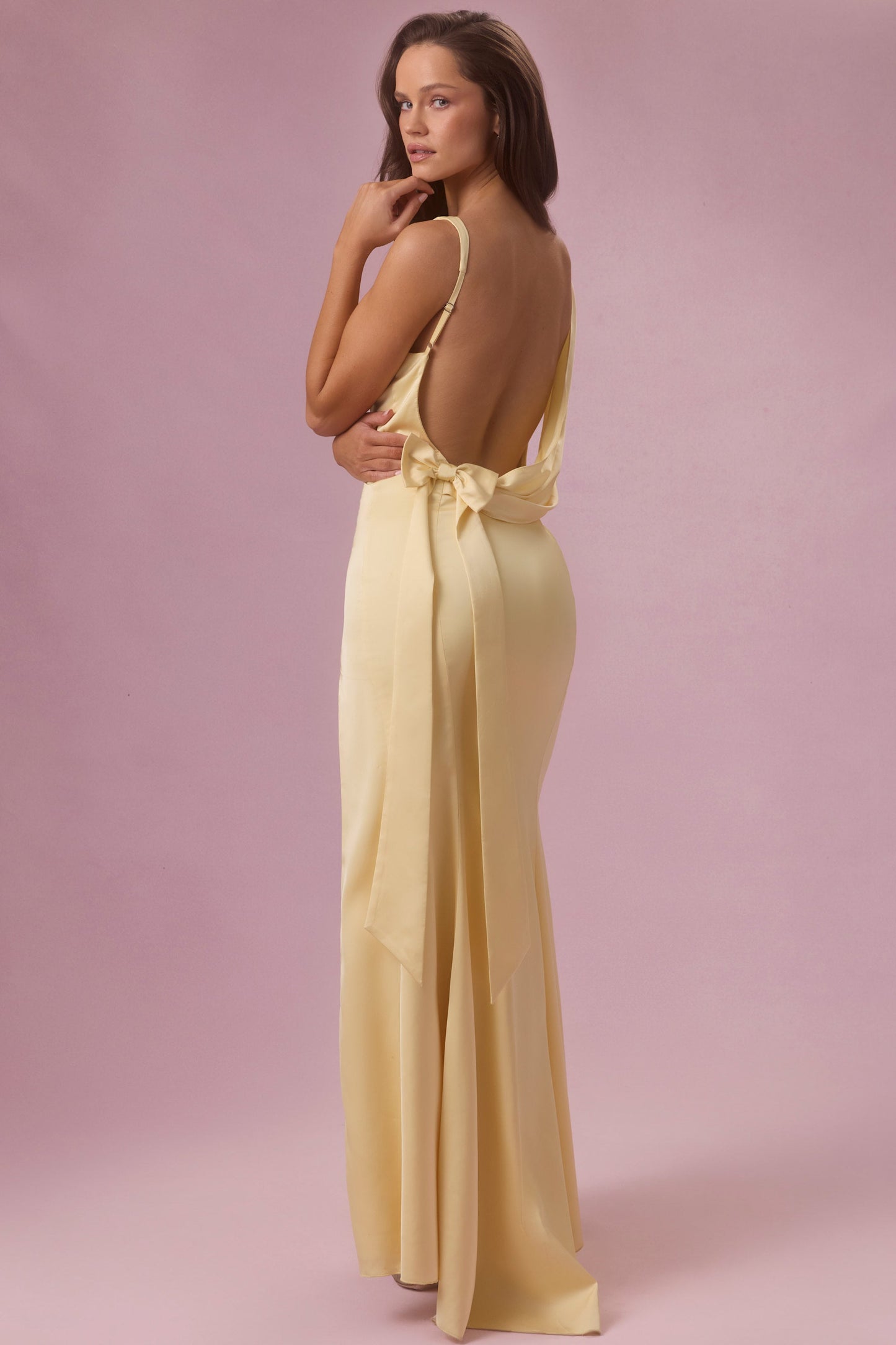 Eliana Robe de Demoiselle d'Honneur Drapée en Satin Premium - Jaune Beurre