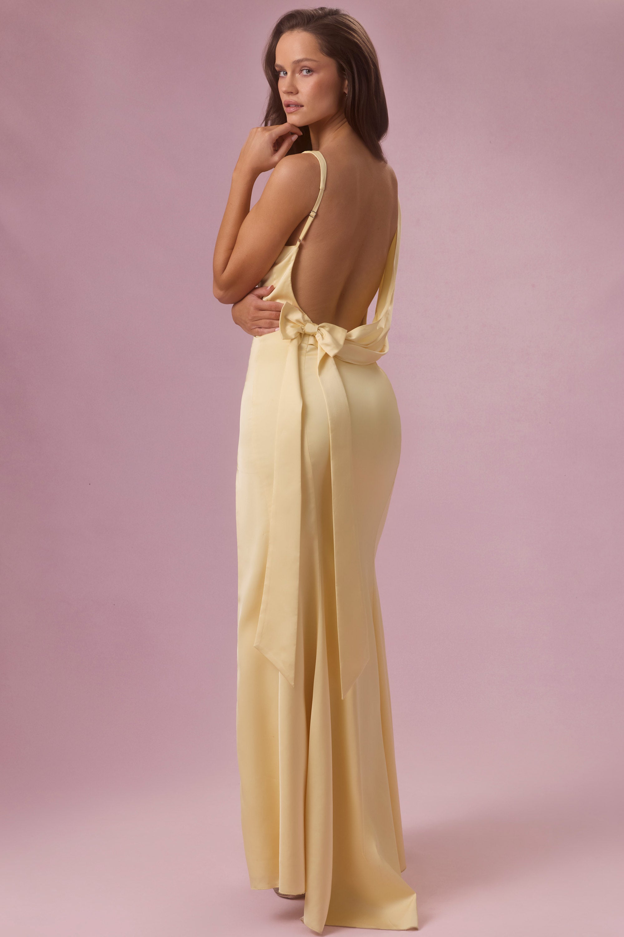 Eliana Robe de Demoiselle d'Honneur Drapée en Satin Premium - Jaune Beurre