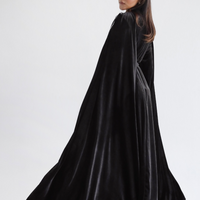 Robe cape en velours brodée