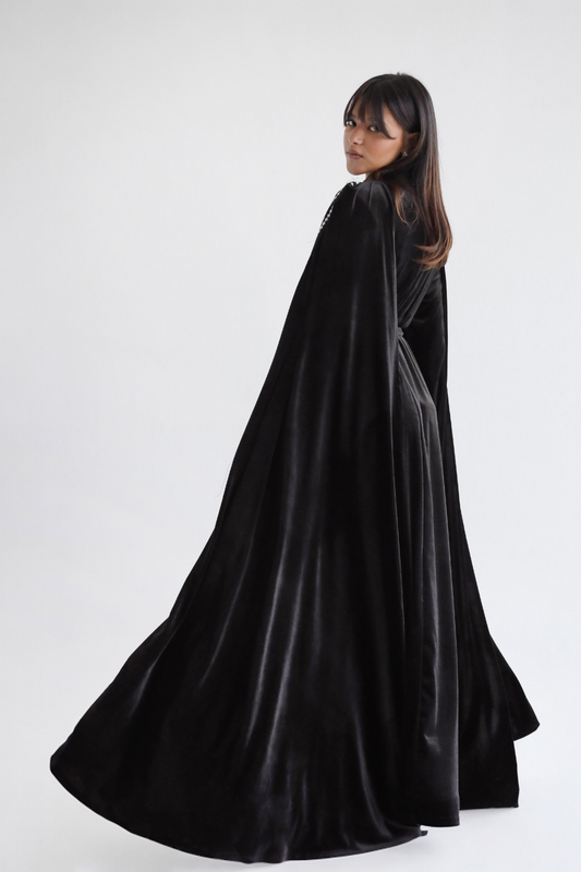 Robe cape en velours brodée