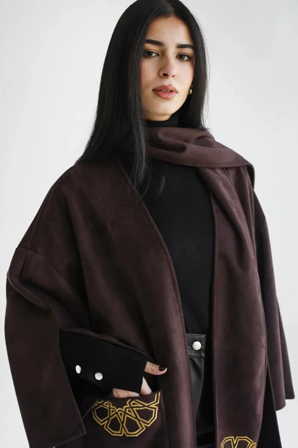 Caftan en suédine marron brodé