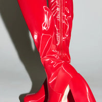 Cuissardes rouges à plateforme effet liquide luxe