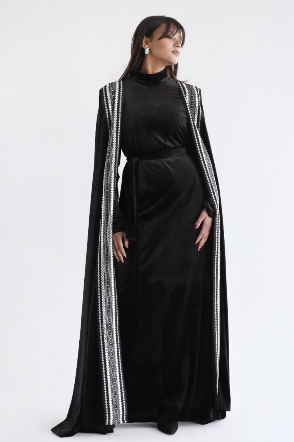 Robe cape en velours brodée
