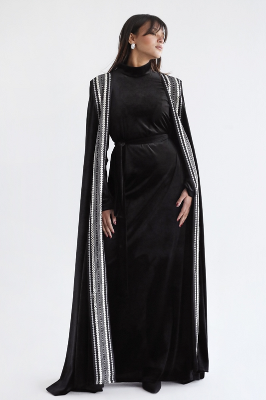 Robe cape en velours brodée