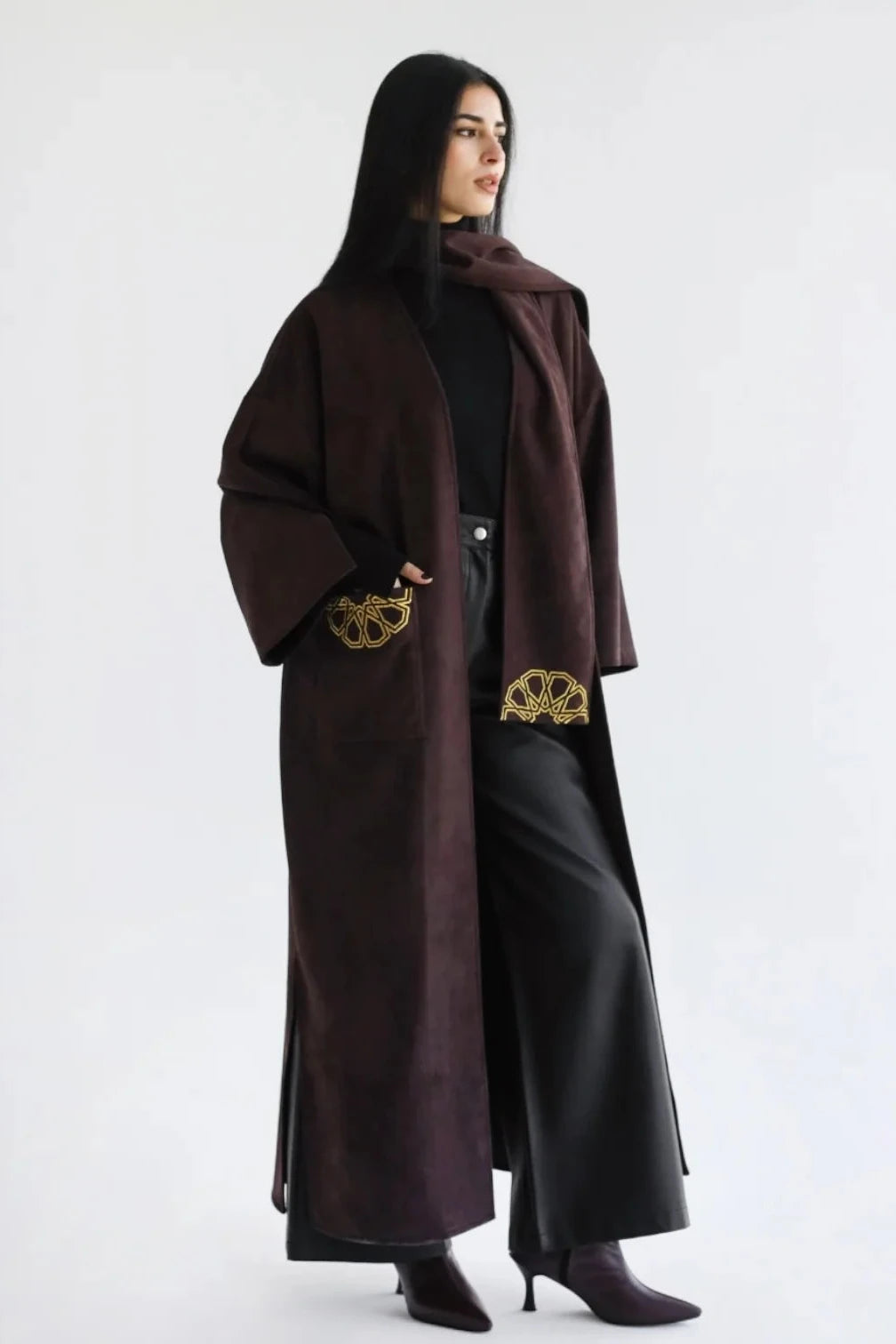 Caftan en suédine marron brodé