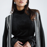 Robe cape en velours brodée