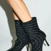Bottines argentées ornées de strass