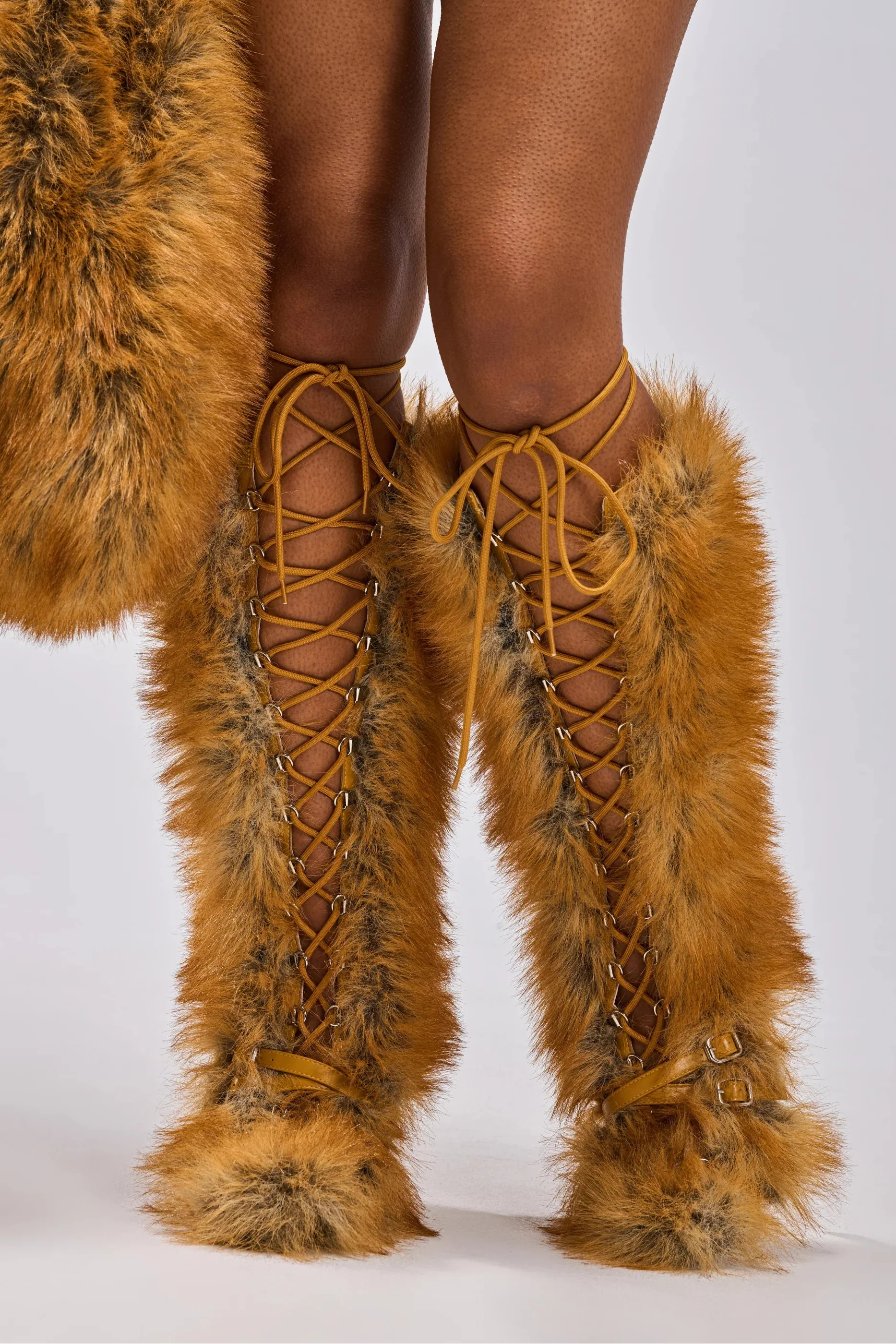 Bottes 'Glacier' à Talon Aiguille, Fausse Fourrure Beige Lacée