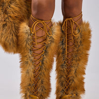 Bottes 'Glacier' à Talon Aiguille, Fausse Fourrure Beige Lacée