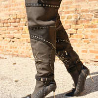 Botte à talon aiguille noire multicolore ornée