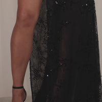 Xanthe Robe Maxi en Dentelle à Séquins avec Détail Écharpe - Noir